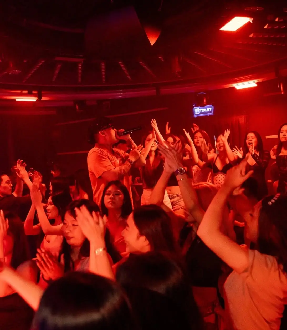 Cả sàn giơ tay theo MC dưới ánh đèn đỏ tại D-Rave Club SGN
