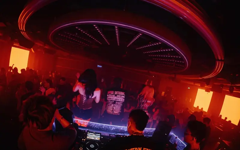 DJ booth Drave Club giữa vòng sáng 360°