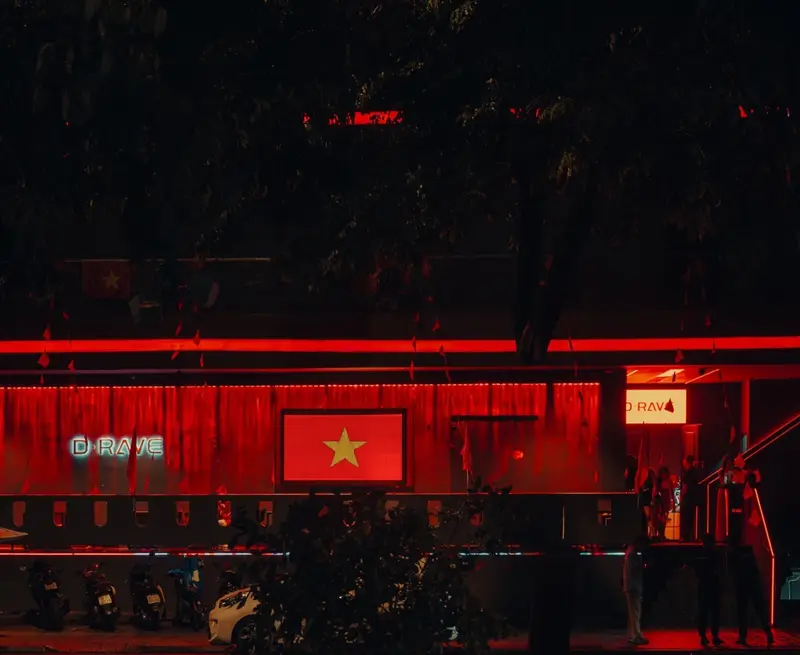 Mặt tiền Drave Club 21 Hàm Nghi rực đèn đỏ