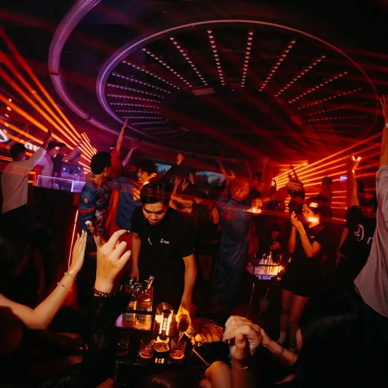Không khí ăn mừng tại bàn VIP Drave Club